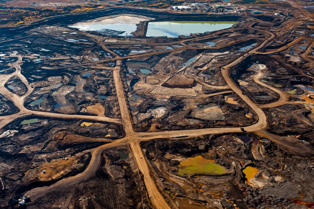 สภาพบ่อทรายน้ำมันในอัลเบอร์ตา ที่มาภาพ: http://extremeenergy.org/tar-sands-oil-sands/
