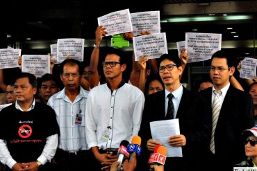การแถลงข่าว ภายหลังศาลปกครองสูงสุดไม่รับฟ้องเพิกถอนคำสั่งหัวหน้า คสช. 4/2559 ที่มาภาพ: http://enlawfoundation.org/newweb/?p=3027